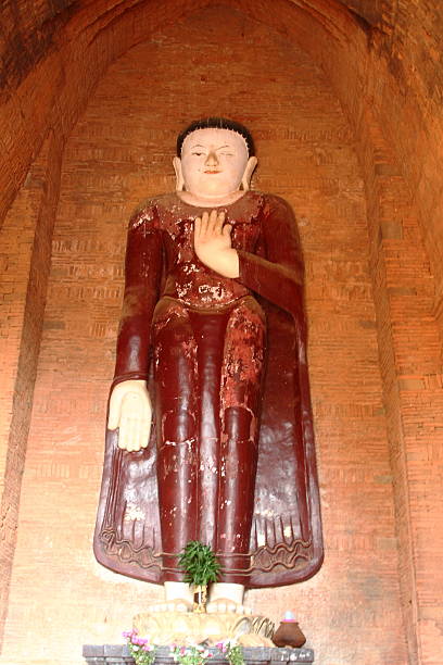 die alte buddha-statue in alte tempel von bagan, myanmar - gawdawpalin pagoda stock-fotos und bilder