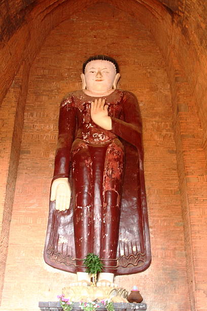 la vecchia statua di buddha nel tempio di bagan, myanmar - gawdawpalin pagoda foto e immagini stock