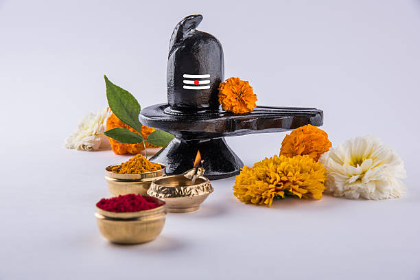shiva linga linga composée de pierre noire, mahashivratri - shivalinga photos et images de collection