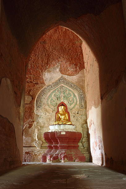 di sulamani, la vecchia statua dorata del buddha di bagan, myanmar - gawdawpalin pagoda foto e immagini stock