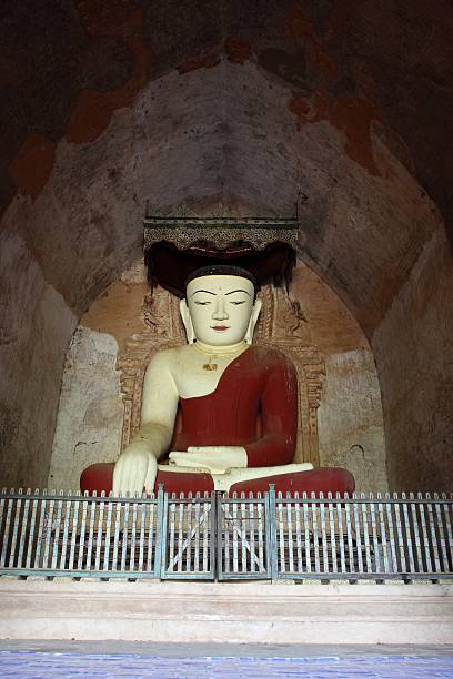 di sulamani, il vecchio buddha statuein di bagan, myanmar - gawdawpalin pagoda foto e immagini stock