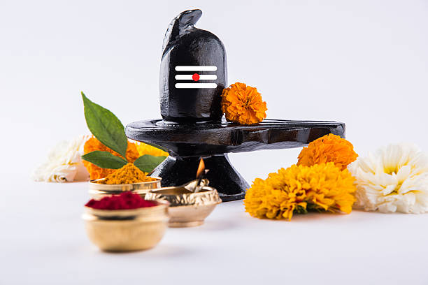 shiva linga aus schwarzem stein mahashivratri - shivalinga stock-fotos und bilder