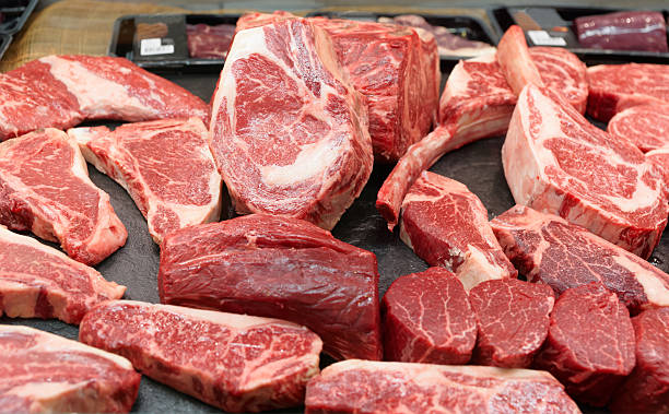 di manzo crudo su un mercato integrato - raw meat steak beef foto e immagini stock