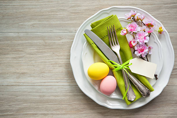 impostazione tabella di pasqua con fiori di primavera e posate - nobody table knife food dinner foto e immagini stock