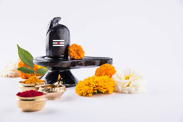 shiva linga wykonany z czarnego kamienia, mahashivratri - india statue carving history zdjęcia i obrazy z banku zdjęć