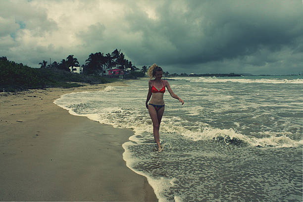 Hermoso Cuerpo De Mujer En Traje De Baño En La Playa Al Atardecer De Tiempo - Banco de fotos e imágenes de stock - iStock Hermoso Cuerpo De Mujer En Traje De Baño En La Playa Al Atardecer De Tiempo - Banco de fotos e imágenes de stock - iStock