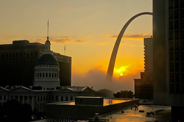 istock Saint Louis Sunrise and Gateway Arch 511730138