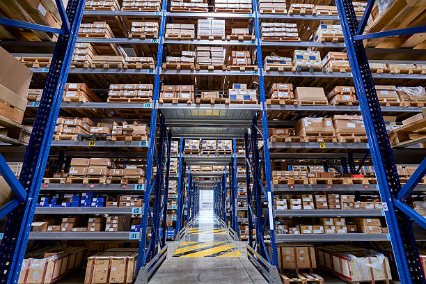 istock Ordered cardboard boxes on the shelves in the store. 511730954