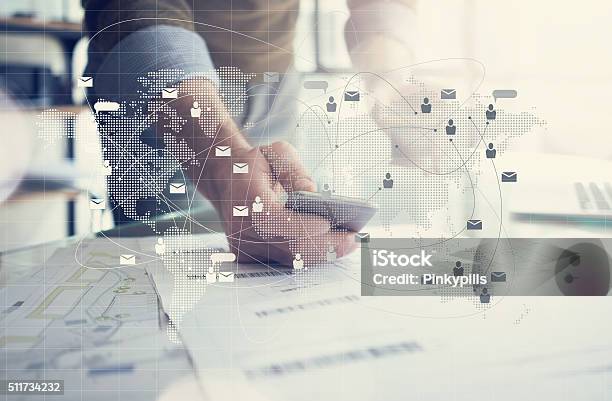 Concepto De Negocios Hombre De Negocios Trabajando Con Teléfono Inteligente Plan Arquitectónico Foto de stock y más banco de imágenes de Viaje