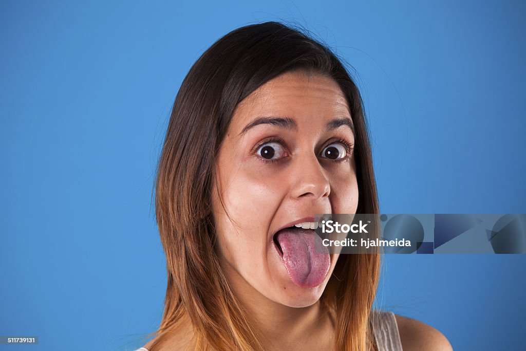 Mujer con la lengua fuera - Foto de stock de Tirar de libre de derechos