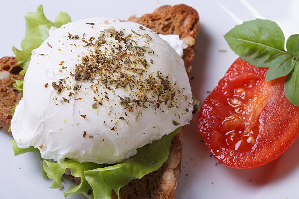 サンドイッチとポーチドエッグのトップの眺め。クローズアップ - sandwich breakfast boiled egg close up ストックフォトと画像