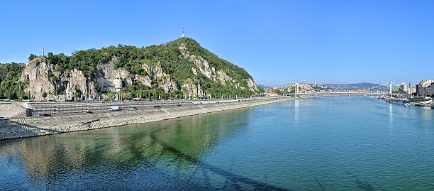 panorama di riva destra del danubio con collina di gellert, budapest - liberation monument budapest hungary monument foto e immagini stock