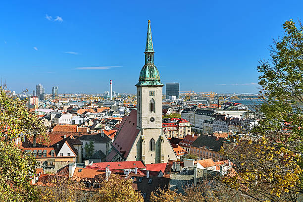 vista di bratislava con la cattedrale di st. martin - autumn clock roof colors foto e immagini stock