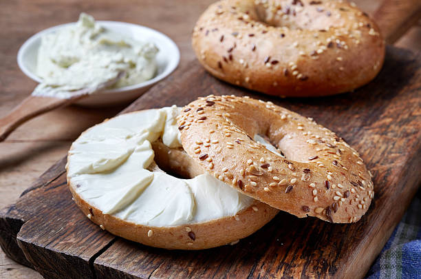 pão bagel com cream cheese - cream cheese - fotografias e filmes do acervo