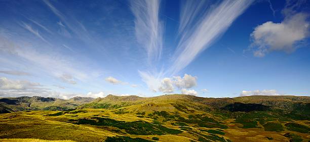 formação de nuvem - panoramic langdale pikes english lake district cumbria imagens e fotografias de stock