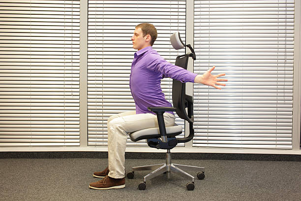 hombre hacer ejercicio en silla de oficina, estilo de vida saludable, perfil - turn back fotografías e imágenes de stock