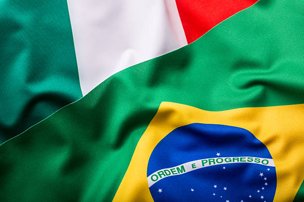 italia und brasilien. italienische flagge und brasilien flagge - international team soccer fotos stock-fotos und bilder