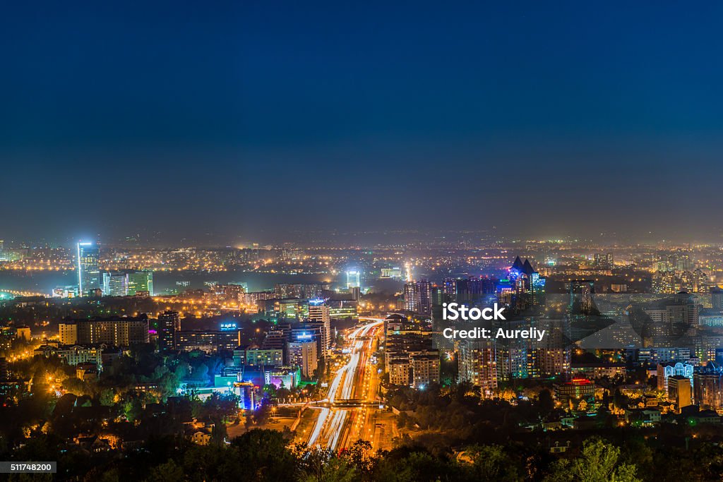 アルマトイ市内の夜間照明の画像 - カザフスタンのロイヤリティフリーストックフォト