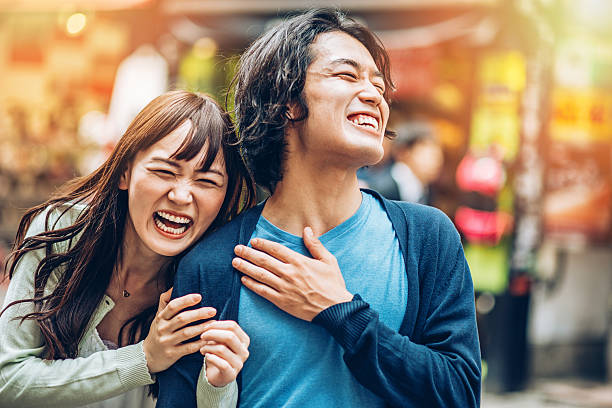 happy japanische paar - teenager city life laughing group of people stock-fotos und bilder