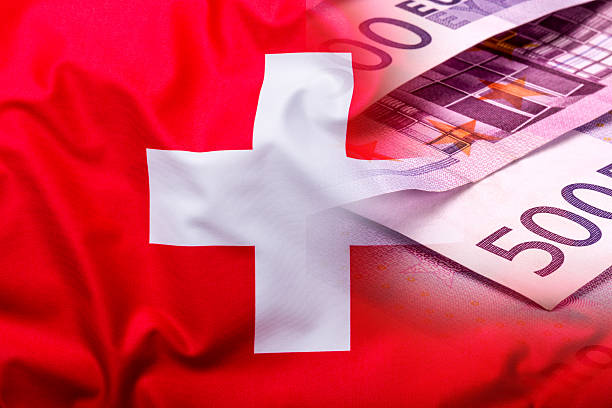 drapeau de la suisse et l'europe union. drapeau concept de l'argent - currency exchange global finance currency european union currency photos et images de collection