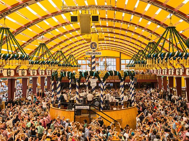 tenda de cerveja - oktoberfest imagens e fotografias de stock