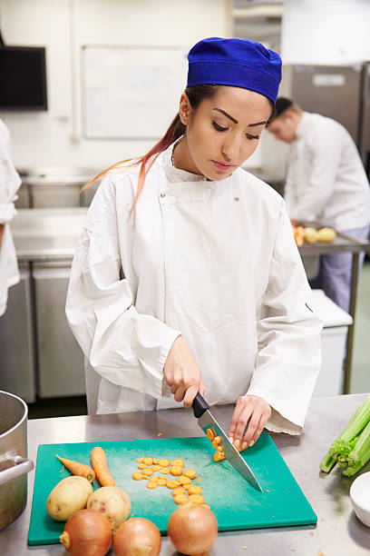 estudantes de formação para trabalhar na indústria de catering - chef trainee cooking teenager imagens e fotografias de stock
