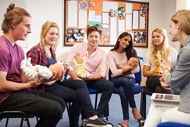 enseignant aidant les étudiants de prendre garde d'enfants - nurse photos et images de collection