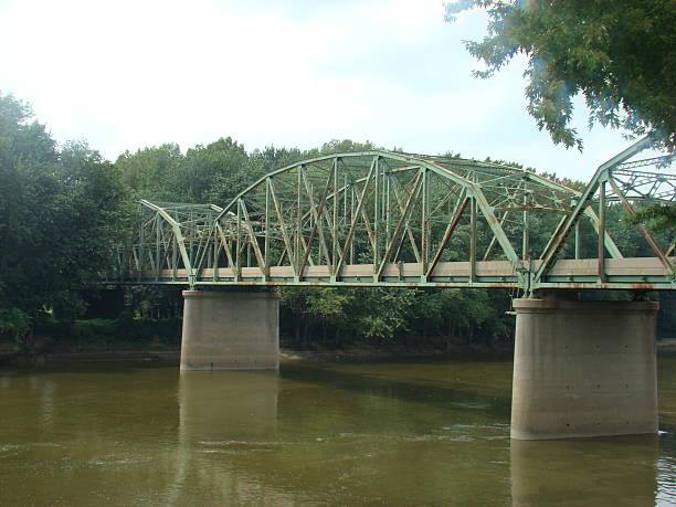 istock Old metal Montezuma Bridge over Wabash river 511777965