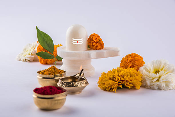 shiva linga feita de mármore branco com flores, mahashivaratri - shivalinga imagens e fotografias de stock