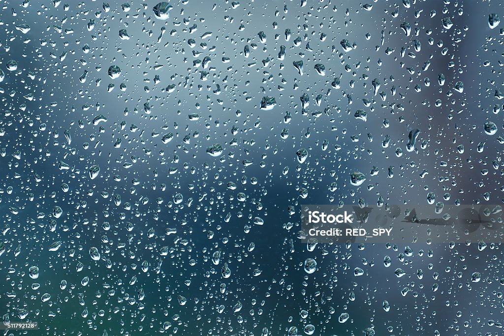 Gotas de lluvia sobre el vidrio - Foto de stock de Gota de lluvia libre de derechos