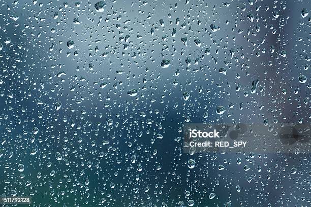 Gotas De Lluvia Sobre El Vidrio Foto de stock y más banco de imágenes de Gota de lluvia - Gota de lluvia, Ventana, Condensación