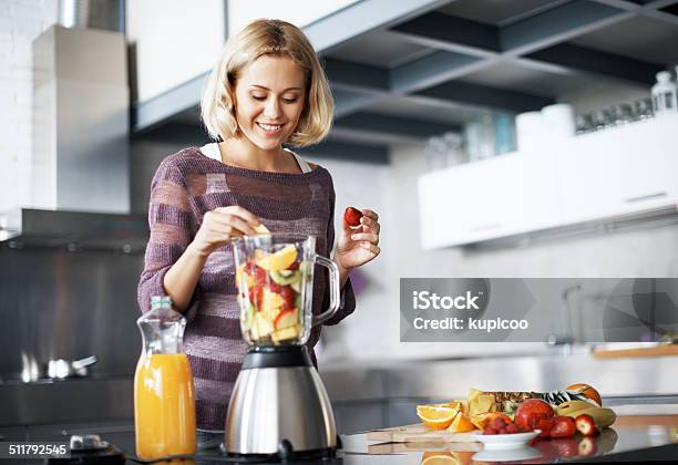 Er Sich Wie Eine Echte Chefkoch Stockfoto und mehr Bilder von Mixer - Mixer, Saftmaschine, Frauen