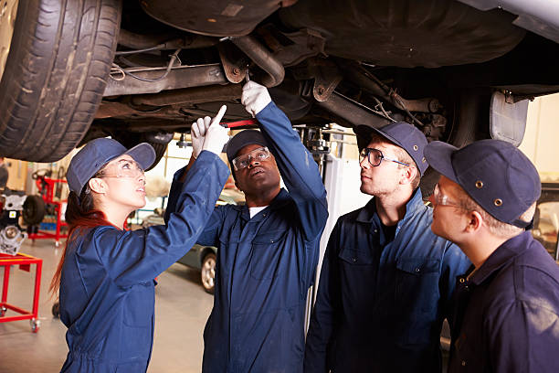 교사 학생들을 돕고 교육은 차량 역학 - trainee mechanic training teaching 뉴스 사진 이미지