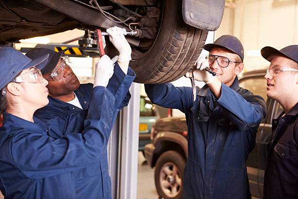 professor ajudar os alunos treino de carro mecânica - auto repair shop mechanic garage workshop - fotografias e filmes do acervo