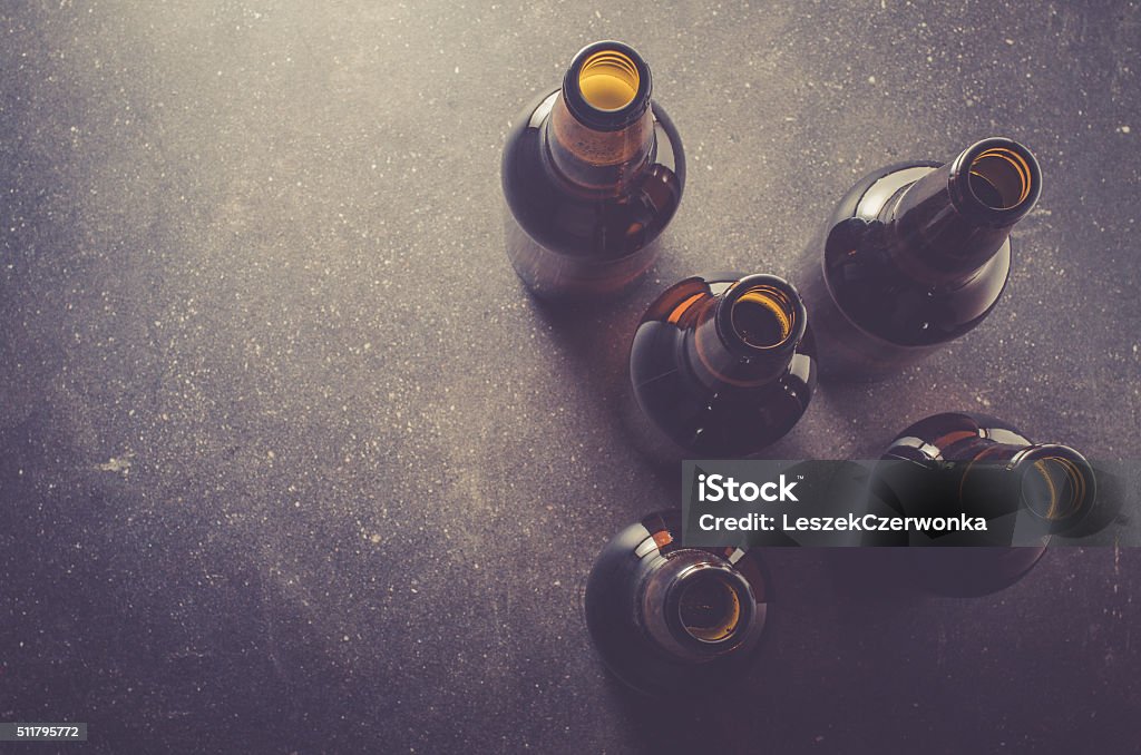 Botellas de cerveza en la oscuridad, tabla - Foto de stock de Botella de cerveza libre de derechos