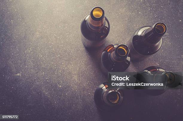 Botellas De Cerveza En La Oscuridad Tabla Foto de stock y más banco de imágenes de Botella de cerveza - Botella de cerveza, Sin personas, Mesa - Mueble