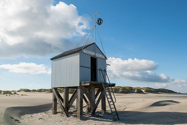 пляжная хижина. - wadden wadden sea unesco world heritage site sea стоковые фото и изображения