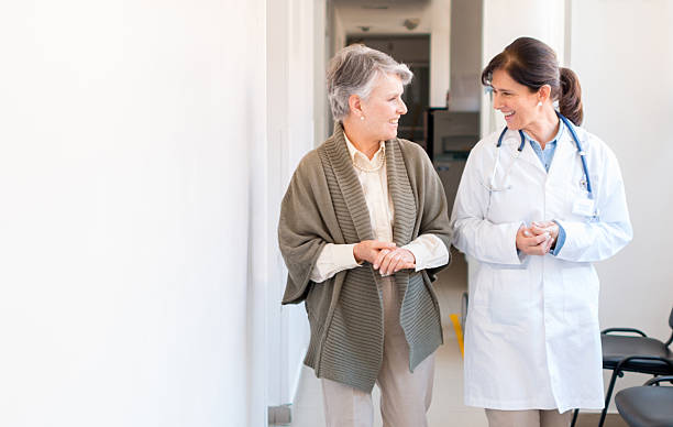 病院の先輩女性 - patient medical occupation cheerful latin american and hispanic ethnicity ストックフォトと画像