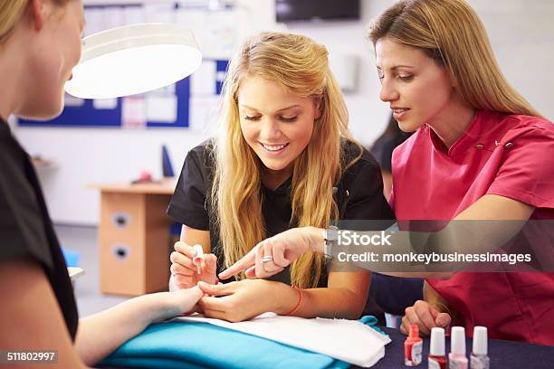 Lehrer Helfen Schüler Training Zu Kosmetiker Stockfoto und mehr Bilder von Kosmetik-Beratung - Kosmetik-Beratung, Maniküre, Kurs