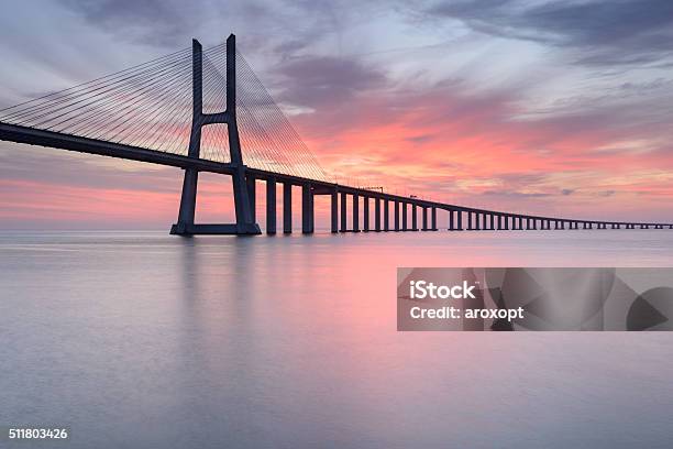 Foto de Ponte Vasco Da Gama Lisboa Ao Nascer Do Sol e mais fotos de stock de Ponte Vasco da Gama - Ponte Vasco da Gama, Portugal, Capitais internacionais