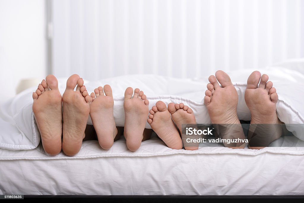 Familia en la cama - Foto de stock de Dormir libre de derechos