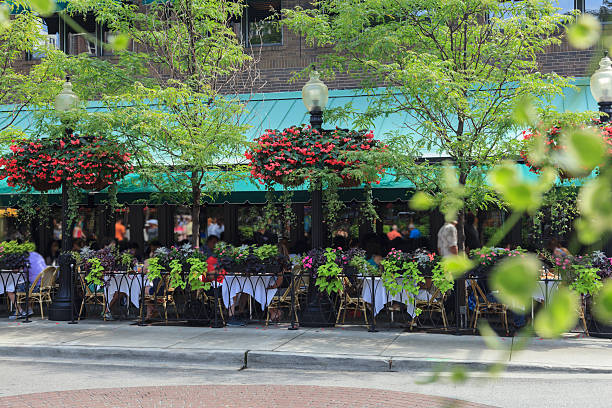 istock Outdoor Cafe in Chicago Illinois 511803793