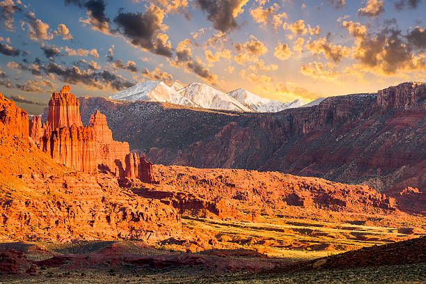 fisher tower - moab utah cloud desert - fotografias e filmes do acervo