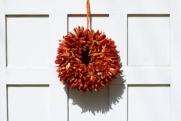 santa fe стиль: красный перец чили связка чеснока или перцев на белая дверь - minority white bright simplicity стоковые фото и изображения