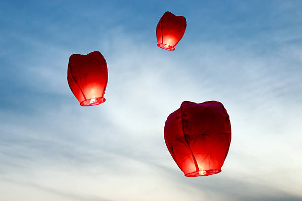 ballons de souhaits - lantern photos et images de collection