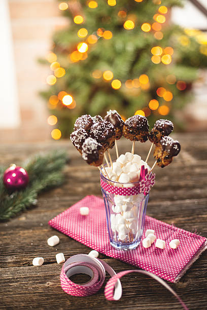 Christmas cake pop w Niebieskie szkło z biały marshmallow. – zdjęcie