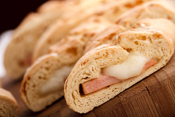 stromboli-włoska kanapka wypełnione z szynką i serem - pizza pastry crust stuffed cheese zdjęcia i obrazy z banku zdjęć