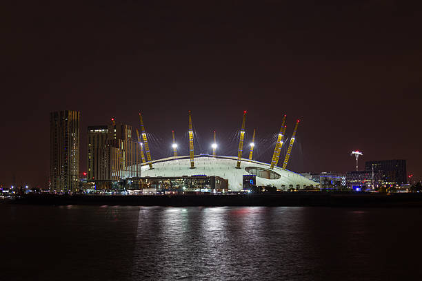 millennium cupola e nuovi appartamenti - millennium dome foto e immagini stock