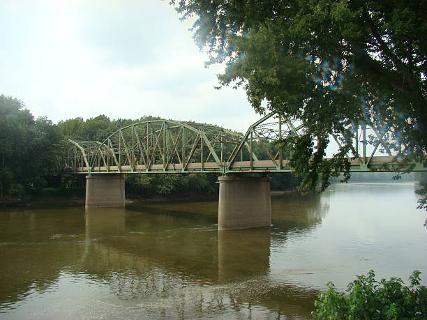 istock Old metal Montezuma Bridge over Wabash river 511808017