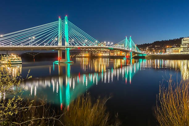 反射照明付きティリクム 交差 ポートランドオレゴンウィルメット川の hdr - night cityscape reflection usa ストックフォトと画像